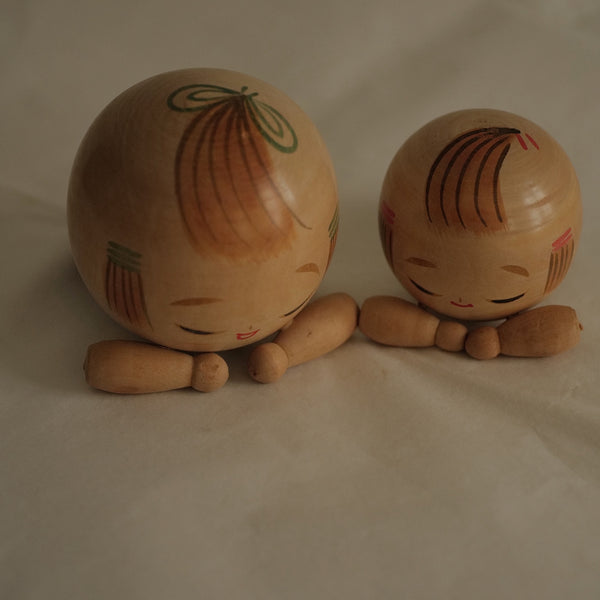 DUO DE KOKESHI VINTAGE PAR SUIHO YAJIMA / AVEC LEUR BOÎTE / 11,5 CM