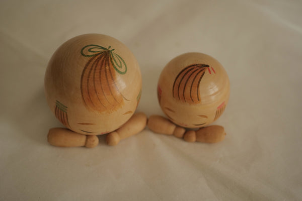 DUO DE KOKESHI VINTAGE PAR SUIHO YAJIMA / AVEC LEUR BOÎTE / 11,5 CM
