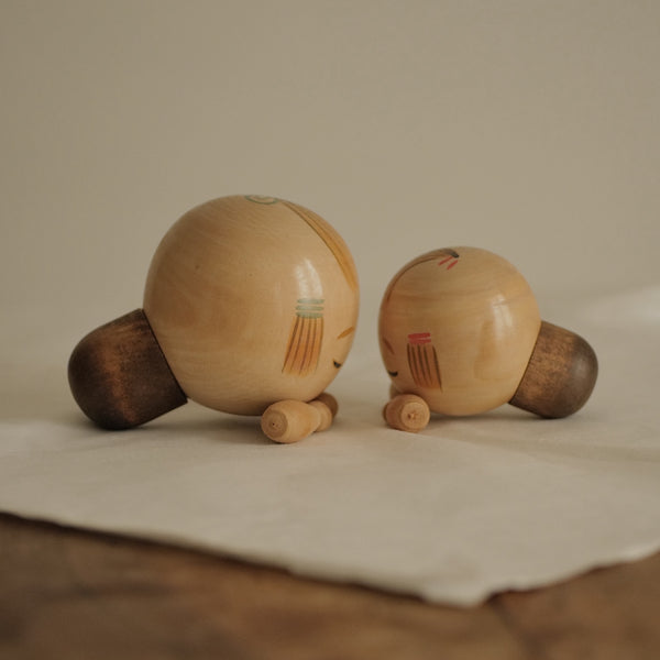 DUO DE KOKESHI VINTAGE PAR SUIHO YAJIMA / AVEC LEUR BOÎTE / 11,5 CM