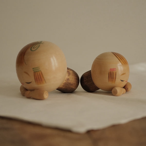 DUO DE KOKESHI VINTAGE PAR SUIHO YAJIMA / AVEC LEUR BOÎTE / 11,5 CM