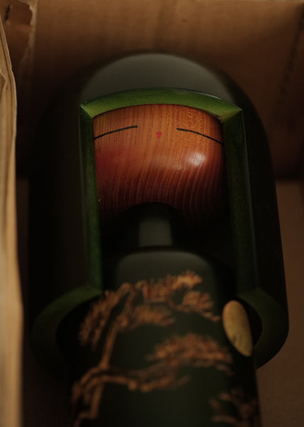 GRANDE KOKESHI PAR MIYASHITA HAJIME / AVEC SOCLE, TABLETTE ET BOÎTE / 33 CM