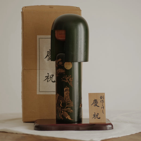 GRANDE KOKESHI PAR MIYASHITA HAJIME / AVEC SOCLE, TABLETTE ET BOÎTE / 33 CM