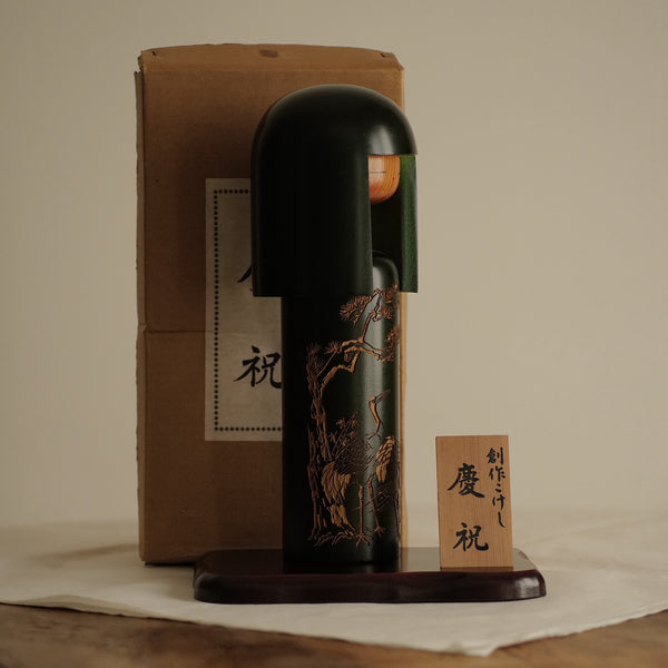 GRANDE KOKESHI PAR MIYASHITA HAJIME / AVEC SOCLE, TABLETTE ET BOÎTE / 33 CM
