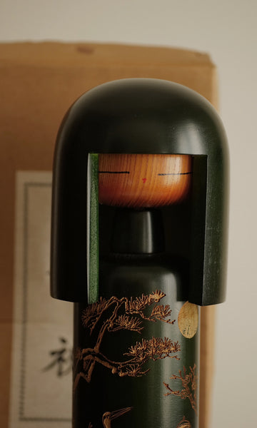 GRANDE KOKESHI PAR MIYASHITA HAJIME / AVEC SOCLE, TABLETTE ET BOÎTE / 33 CM