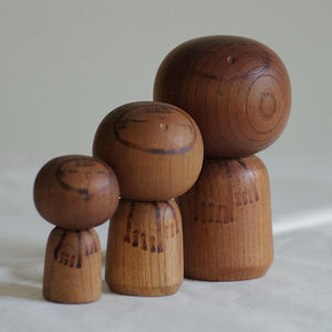 LOT DE TROIS KOKESHI VINTAGE PAR MURAKAMI KENICHI