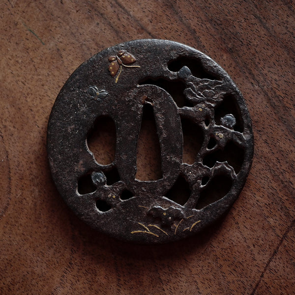 TSUBA ANCIENNE MOTIF PIVOINE ET PAPILLON / ÉPOQUE EDO