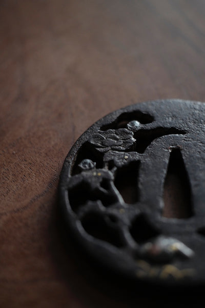 TSUBA ANCIENNE MOTIF PIVOINE ET PAPILLON / ÉPOQUE EDO