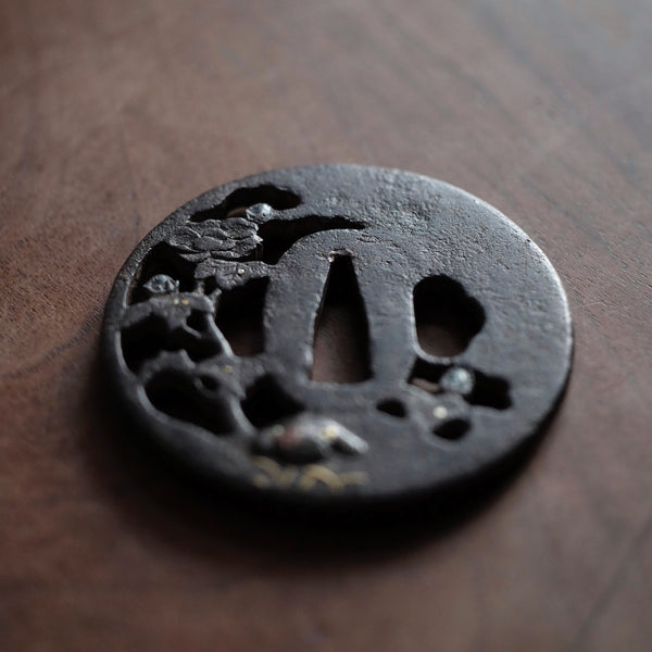 TSUBA ANCIENNE MOTIF PIVOINE ET PAPILLON / ÉPOQUE EDO