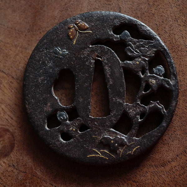 TSUBA ANCIENNE MOTIF PIVOINE ET PAPILLON / ÉPOQUE EDO