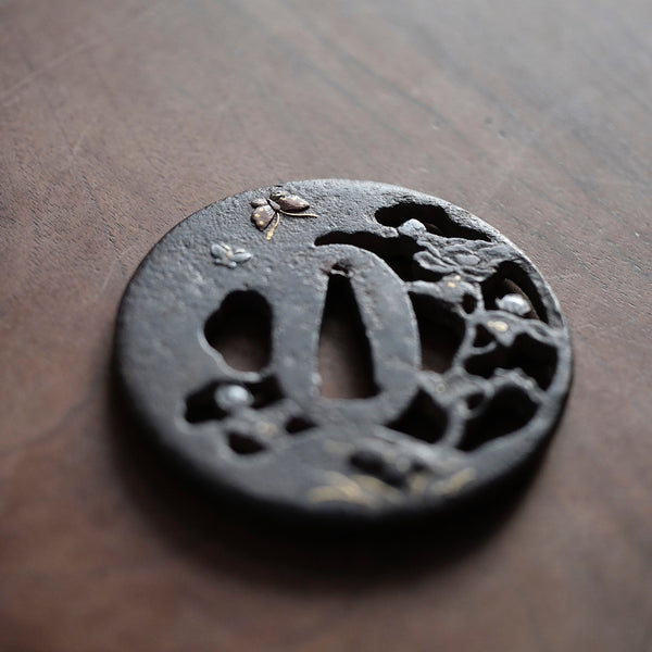 TSUBA ANCIENNE MOTIF PIVOINE ET PAPILLON / ÉPOQUE EDO