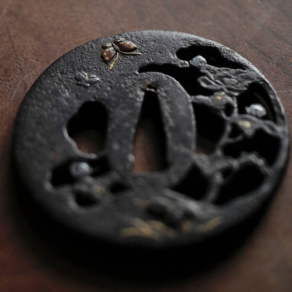 TSUBA ANCIENNE MOTIF PIVOINE ET PAPILLON / ÉPOQUE EDO